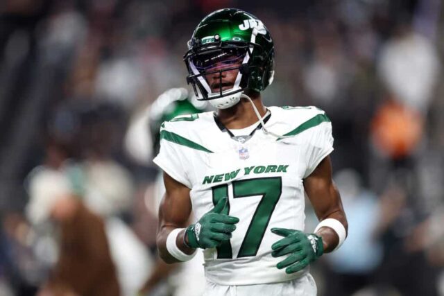 LAS VEGAS, NEVADA - 12 DE NOVEMBRO: Garrett Wilson # 17 do New York Jets observa antes de um jogo contra o Las Vegas Raiders no Allegiant Stadium em 12 de novembro de 2023 em Las Vegas, Nevada.