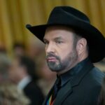 Garth Brooks em uma recepção em homenagem à 45ª edição anual do Kennedy Center Honors, organizada pelo presidente dos Estados Unidos, Joe Biden, e pela primeira-dama, Dra. Jill Biden, na Casa Branca