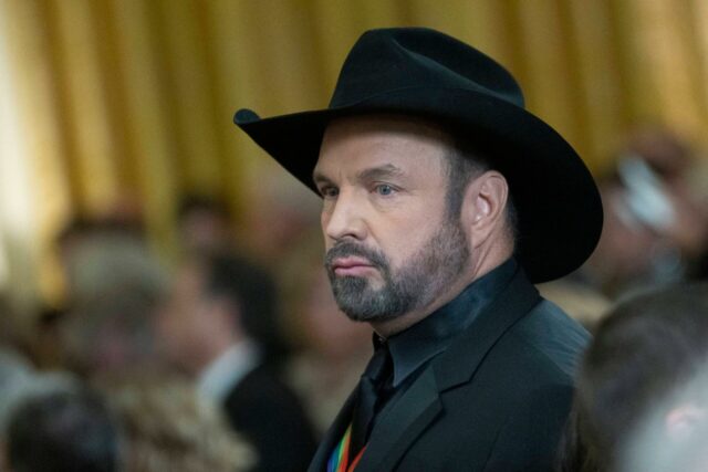 Garth Brooks em uma recepção em homenagem à 45ª edição anual do Kennedy Center Honors, organizada pelo presidente dos Estados Unidos, Joe Biden, e pela primeira-dama, Dra. Jill Biden, na Casa Branca