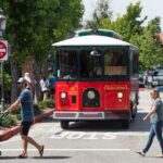 Um bonde gratuito de fim de semana se prepara para pegar passageiros na estação ferroviária de San Juan Capistrano no sábado, 10 de junho de 2017. (Getty Images)