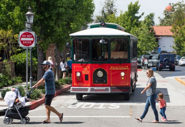 Um bonde gratuito de fim de semana se prepara para pegar passageiros na estação ferroviária de San Juan Capistrano no sábado, 10 de junho de 2017. (Getty Images)