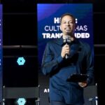 ATLANTA, GEÓRGIA - 13 DE SETEMBRO: Chris Broussard fala no palco durante o dia 2 do REVOLT Summit x AT&T Summit em 13 de setembro de 2019 em Atlanta, Geórgia.