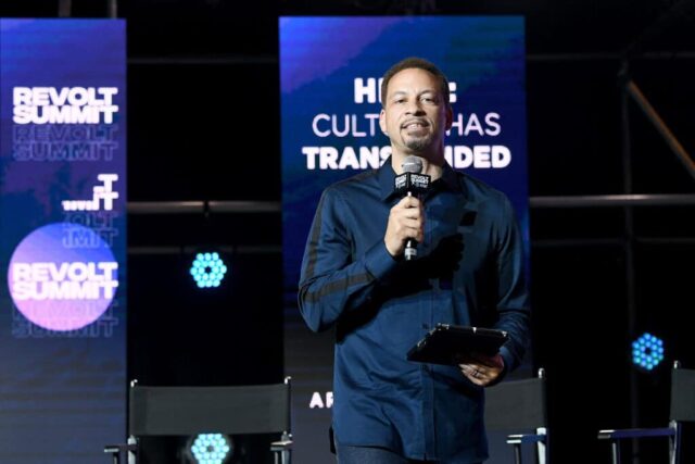 ATLANTA, GEÓRGIA - 13 DE SETEMBRO: Chris Broussard fala no palco durante o dia 2 do REVOLT Summit x AT&T Summit em 13 de setembro de 2019 em Atlanta, Geórgia. 