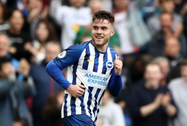 Aaron Connolly, do Brighton and Hove Albion, comemora após marcar o segundo gol de seu time durante a partida da Premier League entre Brighton & Hove Albion e Tottenham Hotspur 