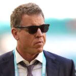 O ex-jogador Troy Aikman chega ao Super Bowl LIV no Hard Rock Stadium em 2 de fevereiro de 2020 em Miami, Flórida.