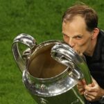 Thomas Tuchel, treinador/gerente do Chelsea, comemora com o troféu da UEFA Champions League durante a final da UEFA Champions League entre Manchester City e Chelsea FC no Estádio do Dragão em 29 de maio de 2021 no Porto, Portugal