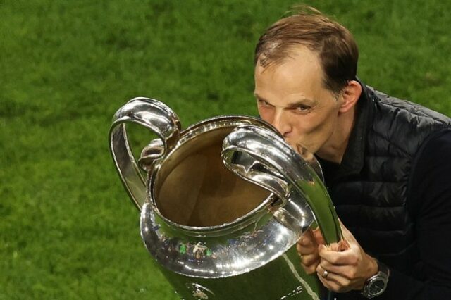     Thomas Tuchel, treinador/gerente do Chelsea, comemora com o troféu da UEFA Champions League durante a final da UEFA Champions League entre Manchester City e Chelsea FC no Estádio do Dragão em 29 de maio de 2021 no Porto, Portugal