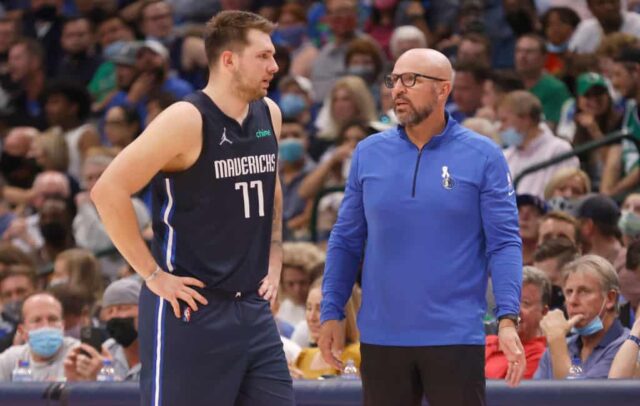 Luka Doncic nº 77 do Dallas Mavericks conversa com o técnico Jason Kidd enquanto o time enfrenta o Houston Rockets no segundo tempo no American Airlines Center em 26 de outubro de 2021 em Dallas, Texas. Os Mavericks venceram por 116-106.