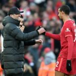 O técnico do Liverpool, Jurgen Klopp, parabeniza Joel Matip durante a partida da Premier League entre Liverpool e Norwich City