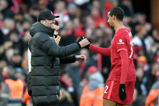 O técnico do Liverpool, Jurgen Klopp, parabeniza Joel Matip durante a partida da Premier League entre Liverpool e Norwich City