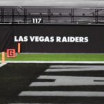 Os logotipos do Las Vegas Raiders são exibidos em uma parede antes de um jogo entre os Raiders e os Los Angeles Chargers no Allegiant Stadium em 17 de dezembro de 2020 em Las Vegas, Nevada. Os Chargers derrotaram os Raiders por 30-27 na prorrogação.