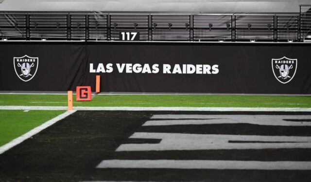 Os logotipos do Las Vegas Raiders são exibidos em uma parede antes de um jogo entre os Raiders e os Los Angeles Chargers no Allegiant Stadium em 17 de dezembro de 2020 em Las Vegas, Nevada. Os Chargers derrotaram os Raiders por 30-27 na prorrogação.