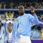 Benjamin Mendy fotografado com o troféu da Premier League em 2021, depois que o Manchester City venceu a liga