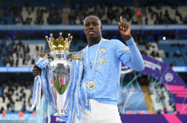 Benjamin Mendy fotografado com o troféu da Premier League em 2021, depois que o Manchester City venceu a liga