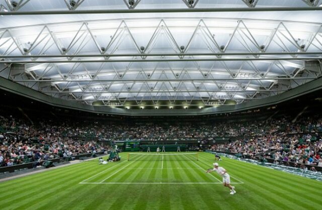 Uma visão geral da quadra central durante a partida da primeira rodada de simples masculino entre Andy Murray e Nikoloz Basilashvili em Wimbledon