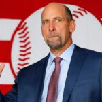 moltz é apresentado durante a cerimônia de posse no Hall da Fama do Beisebol no Clark Sports Center em 8 de setembro de 2021 em Cooperstown, Nova York.