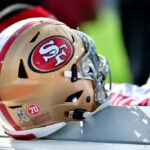 Um capacete do San Francisco 49ers no banco durante o jogo contra o Jacksonville Jaguars no TIAA Bank Field em 21 de novembro de 2021 em Jacksonville, Flórida.