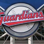 O novo logotipo do Cleveland Guardians está pendurado no exterior do Progressive Field antes da estreia em casa contra o San Francisco Giants em 15 de abril de 2022 em Cleveland, Ohio.