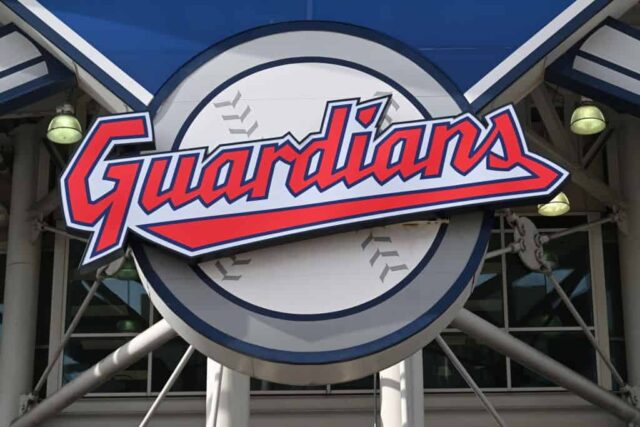 O novo logotipo do Cleveland Guardians está pendurado no exterior do Progressive Field antes da estreia em casa contra o San Francisco Giants em 15 de abril de 2022 em Cleveland, Ohio.