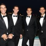 Rafael Nadal, Andy Murray, Roger Federer e Novak Djokovic posam para uma foto juntos com os quatro homens vestindo ternos