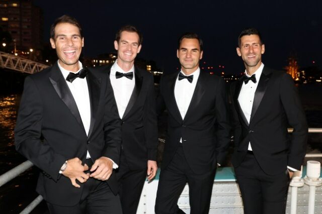 Rafael Nadal, Andy Murray, Roger Federer e Novak Djokovic posam para uma foto juntos com os quatro homens vestindo ternos