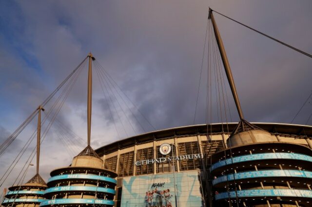 Uma imagem mostrando uma visão geral do lado de fora do Etihad Stadium