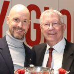 Sir Alex Ferguson com Erik ten Hag após a vitória do Manchester United na Carabao Cup no ano passado