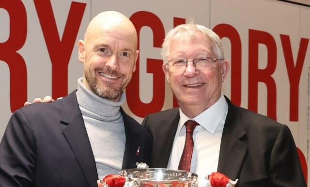 Sir Alex Ferguson com Erik ten Hag após a vitória do Manchester United na Carabao Cup no ano passado