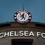 O emblema do Chelsea em Stamford Bridge