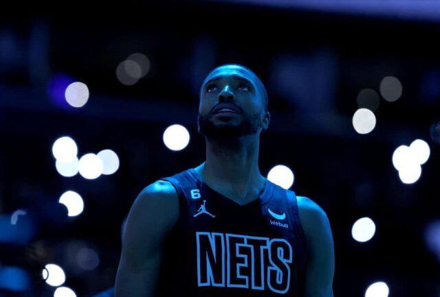 Mikal Bridges, número 1 do Brooklyn Nets, durante as apresentações dos jogadores antes do jogo contra o Orlando Magic no Barclays Center em 7 de abril de 2023, no bairro do Brooklyn, na cidade de Nova York.