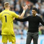 Mikel Arteta, técnico do Arsenal, comemora com Aaron Ramsdale do Arsenal após a partida da Premier League entre Newcastle United e Arsenal FC