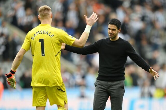 Mikel Arteta, técnico do Arsenal, comemora com Aaron Ramsdale do Arsenal após a partida da Premier League entre Newcastle United e Arsenal FC