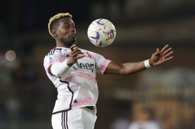 Paul Pogba fazendo malabarismo com bola.