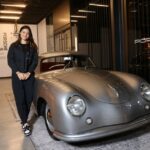 Emma Raducanu fotografada ao lado de um Porsche