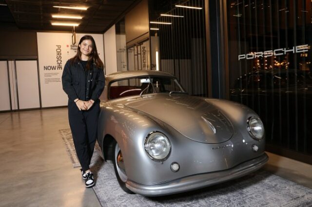 Emma Raducanu fotografada ao lado de um Porsche