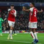 Kai Havertz, do Arsenal, comemora com Gabriel Jesus, do Arsenal, depois de marcar pelo Arsenal durante a partida da fase de grupos da UEFA Champions League entre Arsenal FC e RC Lens