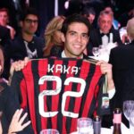 Kaká fotografado segurando uma camisa do AC Milan com seu nome nas costas em 2013