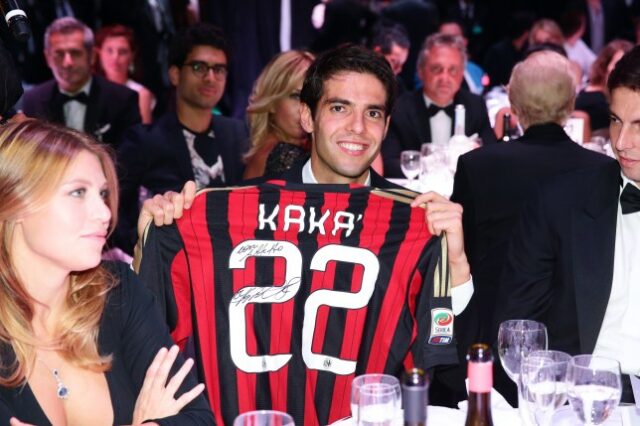 Kaká fotografado segurando uma camisa do AC Milan com seu nome nas costas em 2013