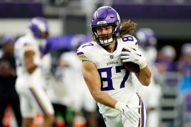 TJ Hockenson nº 87 do Minnesota Vikings se aquece antes do jogo contra o Detroit Lions no US Bank Stadium em 24 de dezembro de 2023 em Minneapolis, Minnesota.