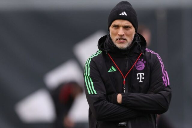 Thomas Tuchel, treinador principal do FC Bayern München, observa durante uma sessão de treino antes do jogo da segunda mão dos oitavos-de-final da UEFA Champions League, no campo de treinos do Bayern 