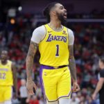 NOVA ORLEÃES, LOUISIANA - 16 DE ABRIL: D'Angelo Russell nº 1 do Los Angeles Lakers comemora durante a primeira metade de um jogo contra o New Orleans Pelicans no Smoothie King Center em 16 de abril de 2024 em Nova Orleans, Louisiana. NOTA AO USUÁRIO: O usuário reconhece e concorda expressamente que, ao baixar e/ou usar esta fotografia, o usuário concorda com os termos e condições do Contrato de Licença da Getty Images.