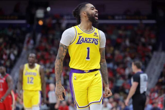 NOVA ORLEÃES, LOUISIANA - 16 DE ABRIL: D'Angelo Russell nº 1 do Los Angeles Lakers comemora durante a primeira metade de um jogo contra o New Orleans Pelicans no Smoothie King Center em 16 de abril de 2024 em Nova Orleans, Louisiana. NOTA AO USUÁRIO: O usuário reconhece e concorda expressamente que, ao baixar e/ou usar esta fotografia, o usuário concorda com os termos e condições do Contrato de Licença da Getty Images. 