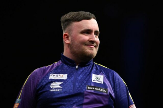     Luke Littler, da Inglaterra, reage após acertar 9 dardos na final contra Luke Humphries, da Inglaterra, no 2024 BetMGM Premier League Darts 