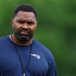 FOXBOROUGH, MASSACHUSETTS - 29 DE MAIO: O técnico do New England Patriots, Jerod Mayo, observa durante o treino fora de temporada do New England Patriots OTA em 29 de maio de 2024 em Foxborough, Massachusetts