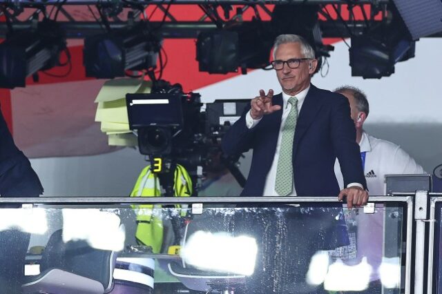 Gary Lineker observa do estúdio de televisão da BBC na Euro 2024