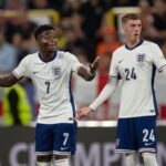 Bukayo Saka e Cole Palmer da Inglaterra durante a semifinal do UEFA EURO 2024 entre Holanda e Inglaterra no Estádio de Futebol de Dortmund