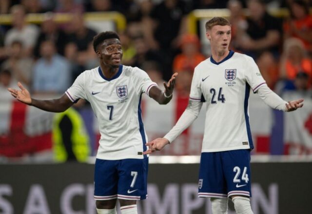 Bukayo Saka e Cole Palmer da Inglaterra durante a semifinal do UEFA EURO 2024 entre Holanda e Inglaterra no Estádio de Futebol de Dortmund