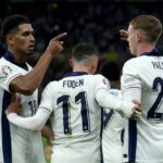 Cole Palmer, da Inglaterra, comemora o primeiro gol de seu time com os companheiros Jude Bellingham e Phil Foden durante a final do UEFA EURO 2024 entre Espanha e Inglaterra, no Olympiastadion