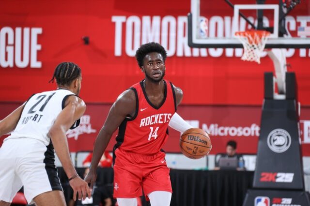 AJ Griffin, do Houston Rockets, dribla a bola durante o jogo contra o Portland Trail Blazers em 21 de julho de 2024