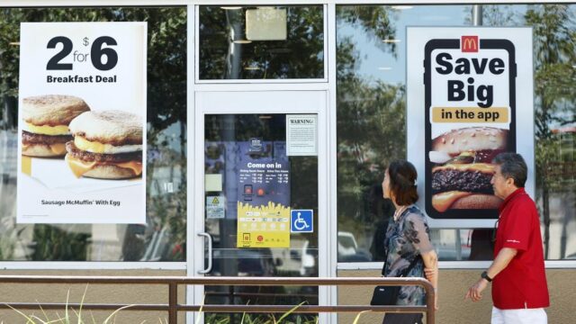 Como os preços do fast food na Califórnia mudaram após o aumento do salário mínimo